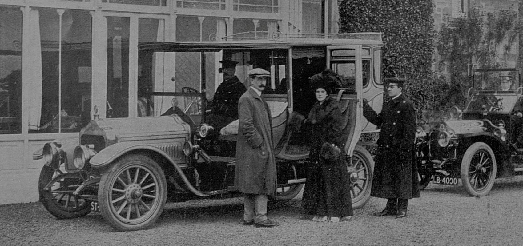 Violet, with one of her motor cars, in 1909.