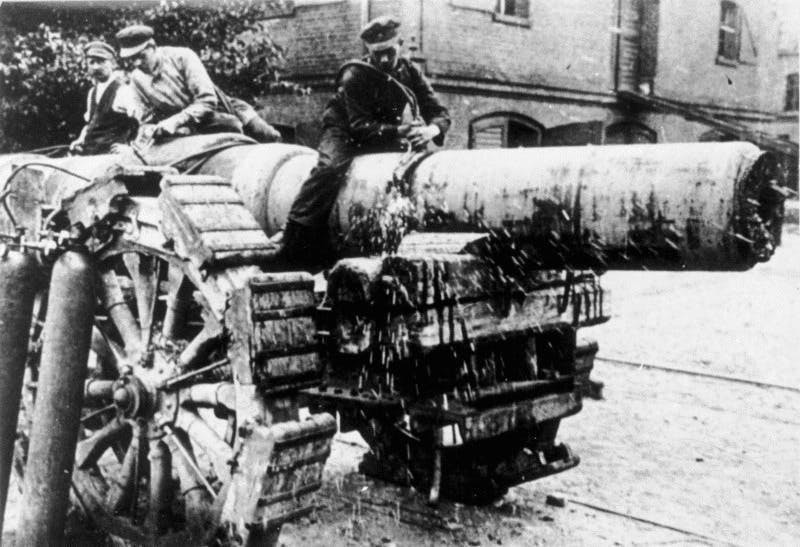 Workmen decommission a heavy gun, to comply with the treaty.