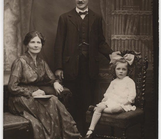 family-photos-composition-and-studio-setting-header