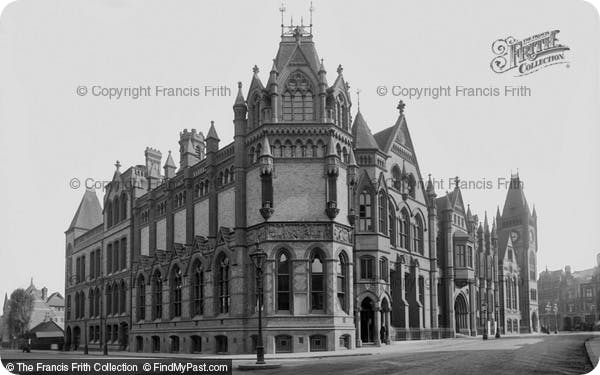 Reading town hall in 1880, courtesy of the Francis Frith collection.