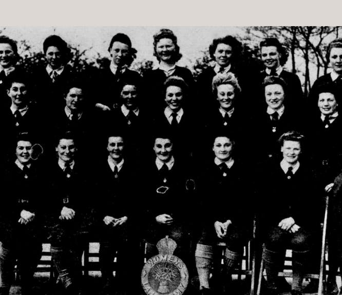 a group of land girls in ww2