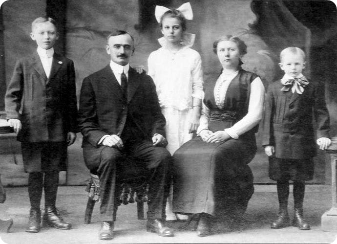 Friedrich and Elisabeth Trump with their children, c. 1915.