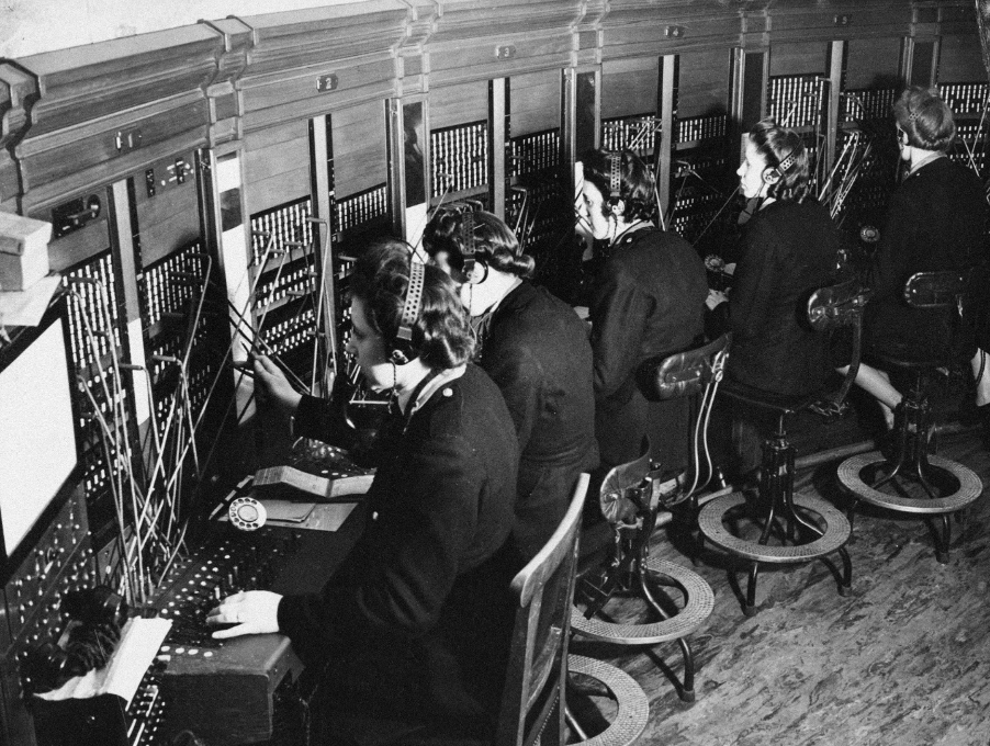 Switchboard operators of the London Region Fire Control Room in 1940