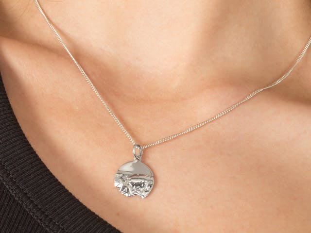 The contemporary classic silver necklace
