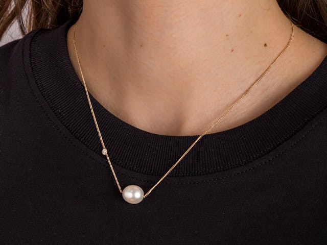 Pearl pendant necklaces