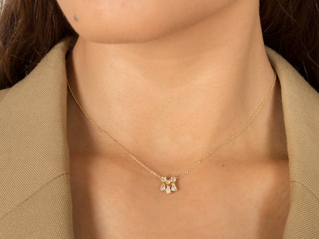 Bright diamond pendant necklaces
