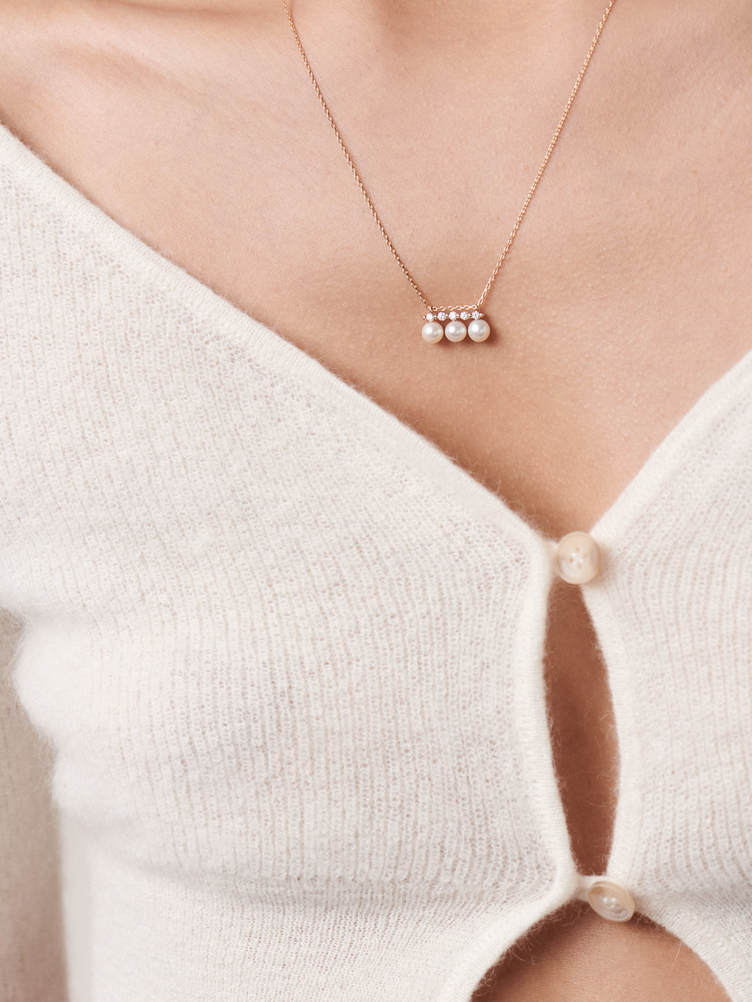 Mixed diamond & pearl necklaces