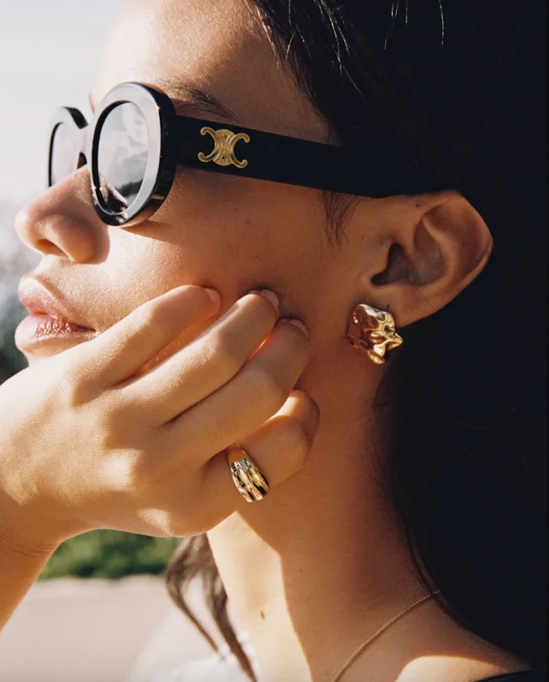 Unser Größenservice passt Ringe, Halsketten und Armbänder perfekt an deine Maße an.