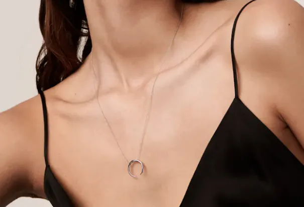 Modern pendant necklaces