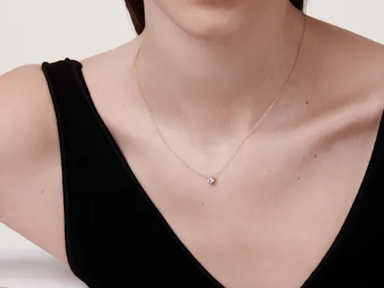 Bright diamond pendant necklaces