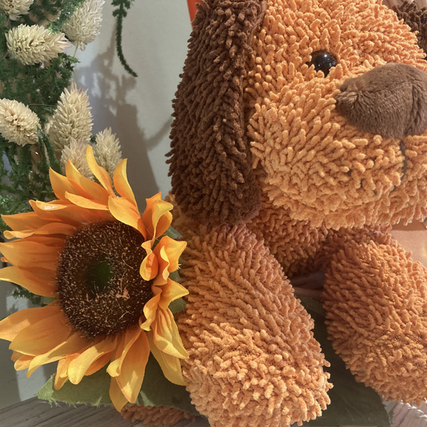 Coroncina con cane e girasoli