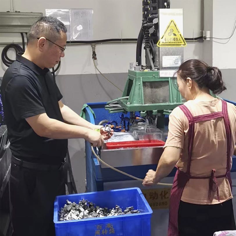 Manufacturer processing aluminium part