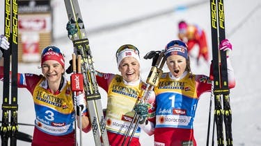 Therese Johaug holt Skiathlon-Gold