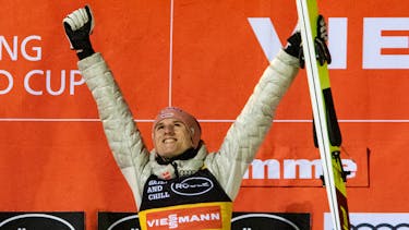 Dritter Weltcupsieg und gelbes Trikot für Karl Geiger