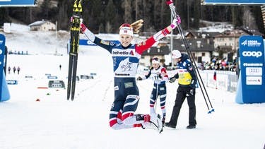 Østberg and Klæbo win mass start on sixth stage of the Tour de Ski