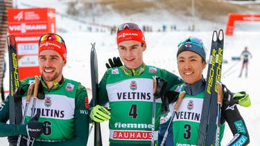 Vinzenz Geiger holt seinen ersten Weltcupsieg vor Johannes Rydzek und Akito Watabe