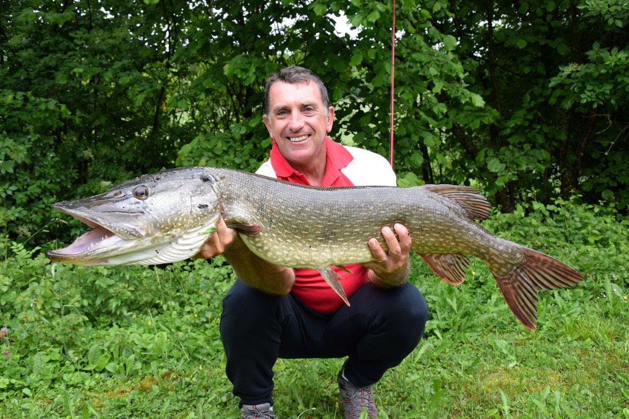 Julien Derozier avec un gros brochet Français