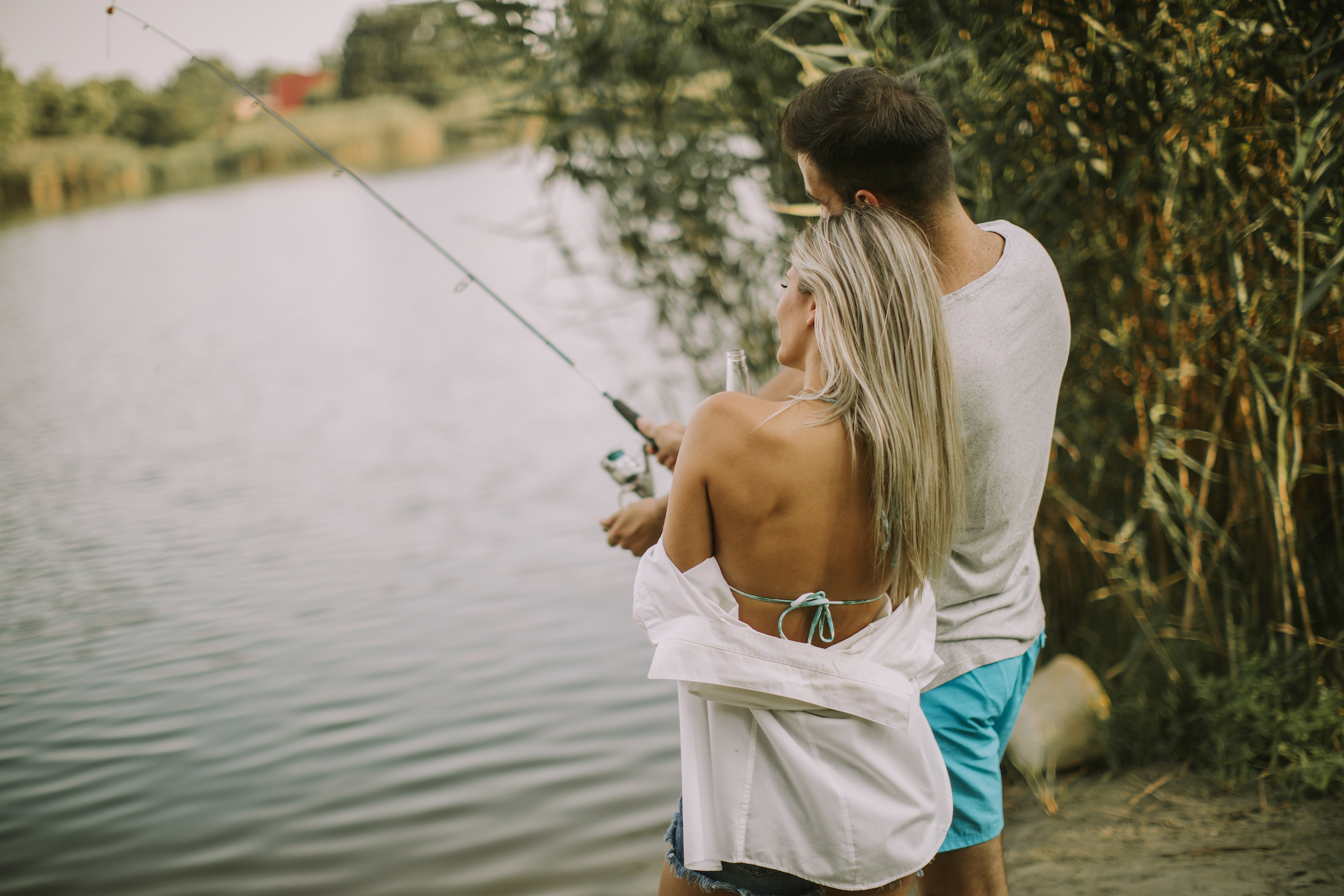 Ловля парами. Романтика рыбалки. Пара на рыбалке. Любовная рыбалка. Счастливая пара на рыбалке.