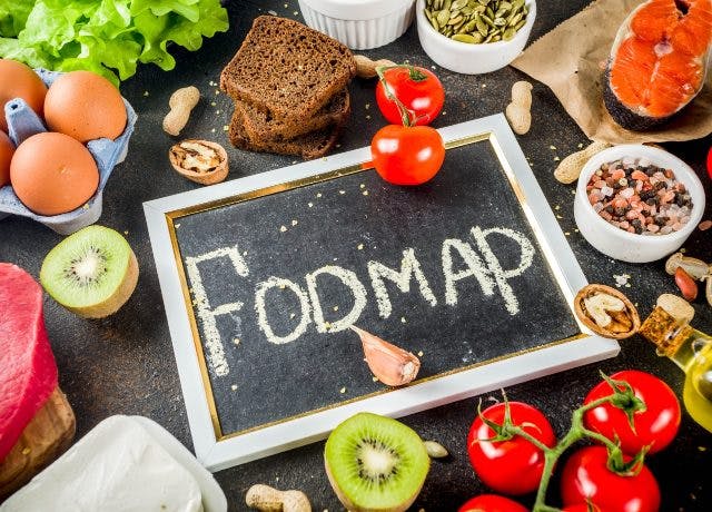 tablica z napisem fodmap, zdrowie jedzenie w tle