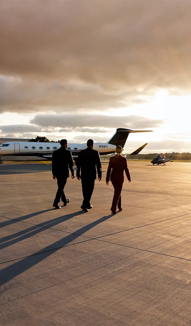 https://images.prismic.io/flexjet-marketing/aIkYUlGsbswqTb2S_crew-ramp-golden-desktop-1.jpg?auto=format%2Ccompress&fit=max&rect=585%2C0%2C751%2C1281&w=640