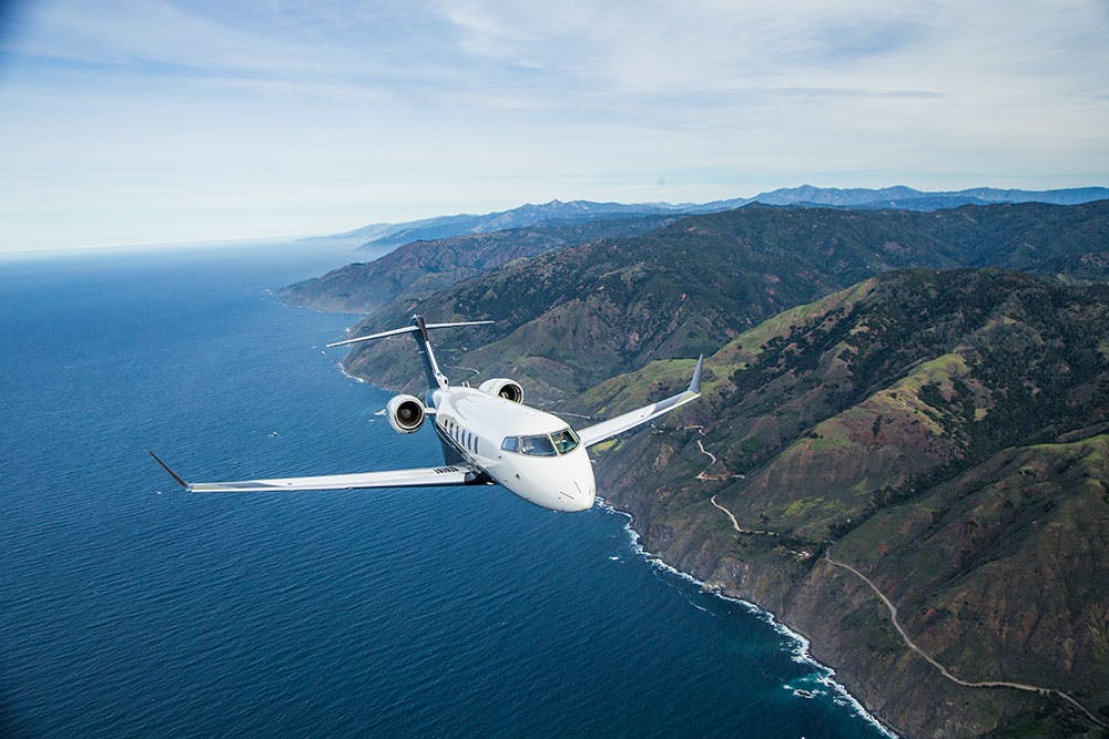 challenger 350 flying over the ocean