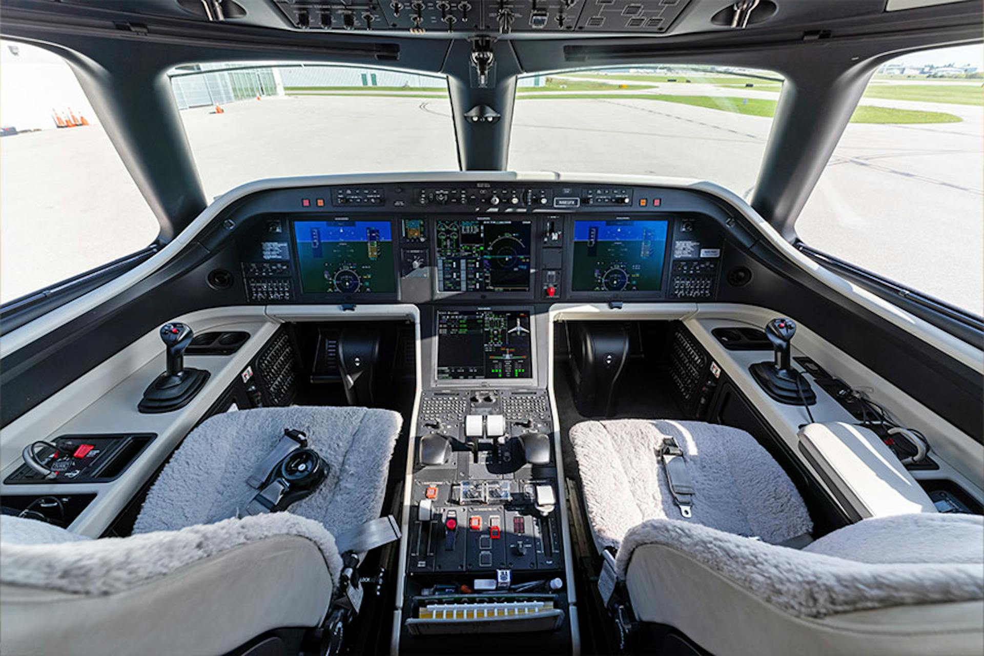 Praetor P600 cockpit