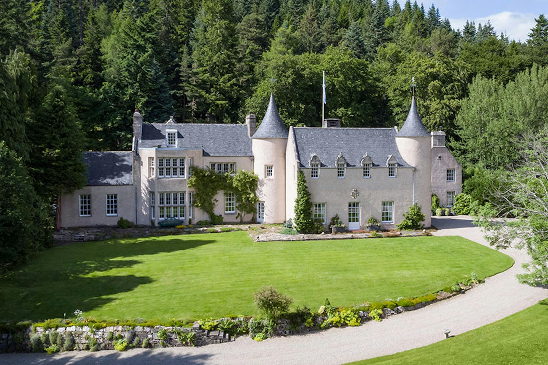 Century Scottish Mansion (Exterior)