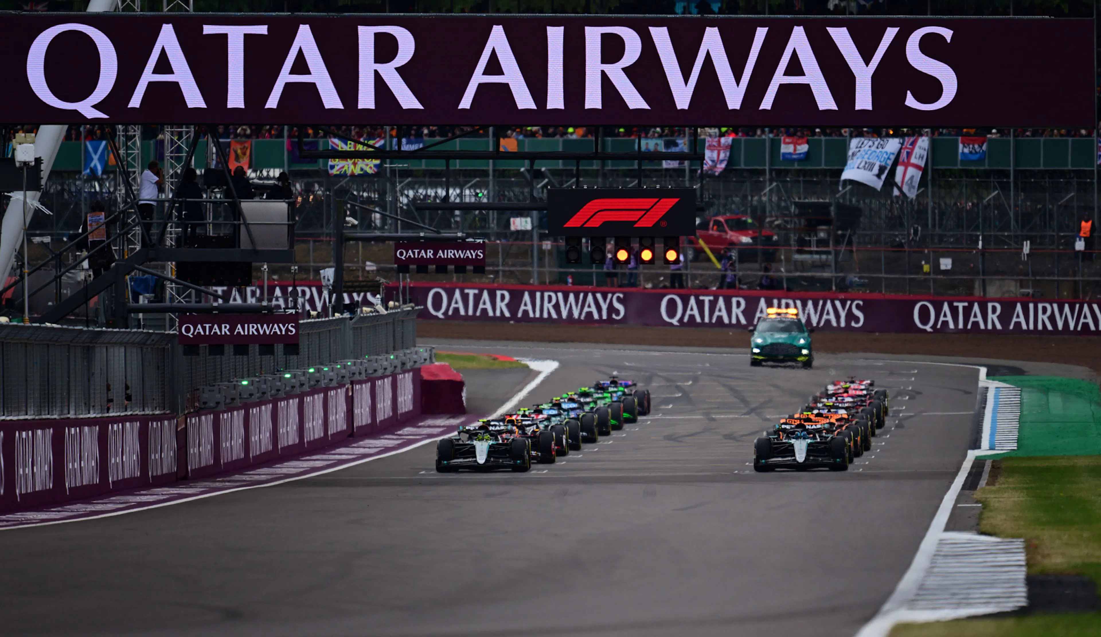 F1 Silverstone, a line of cars for the British Grand Prix