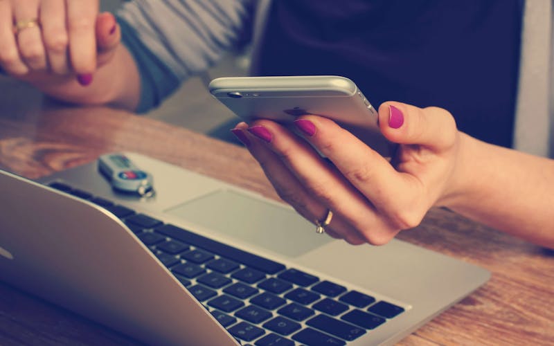 Smartphone mit Notebook Mitarbeiterkommunikation Smartphone mit Notebook Mitarbeiterkommunikation