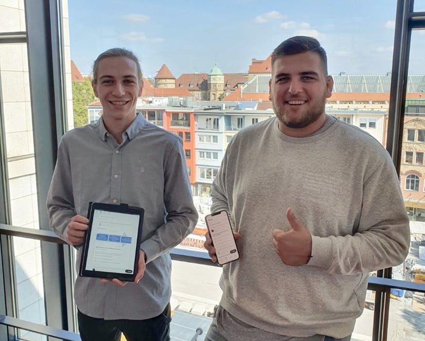 Anton Schramm (l.) und Maximilian Hubl präsentieren die Azubi-App der Stadt Stuttgart
