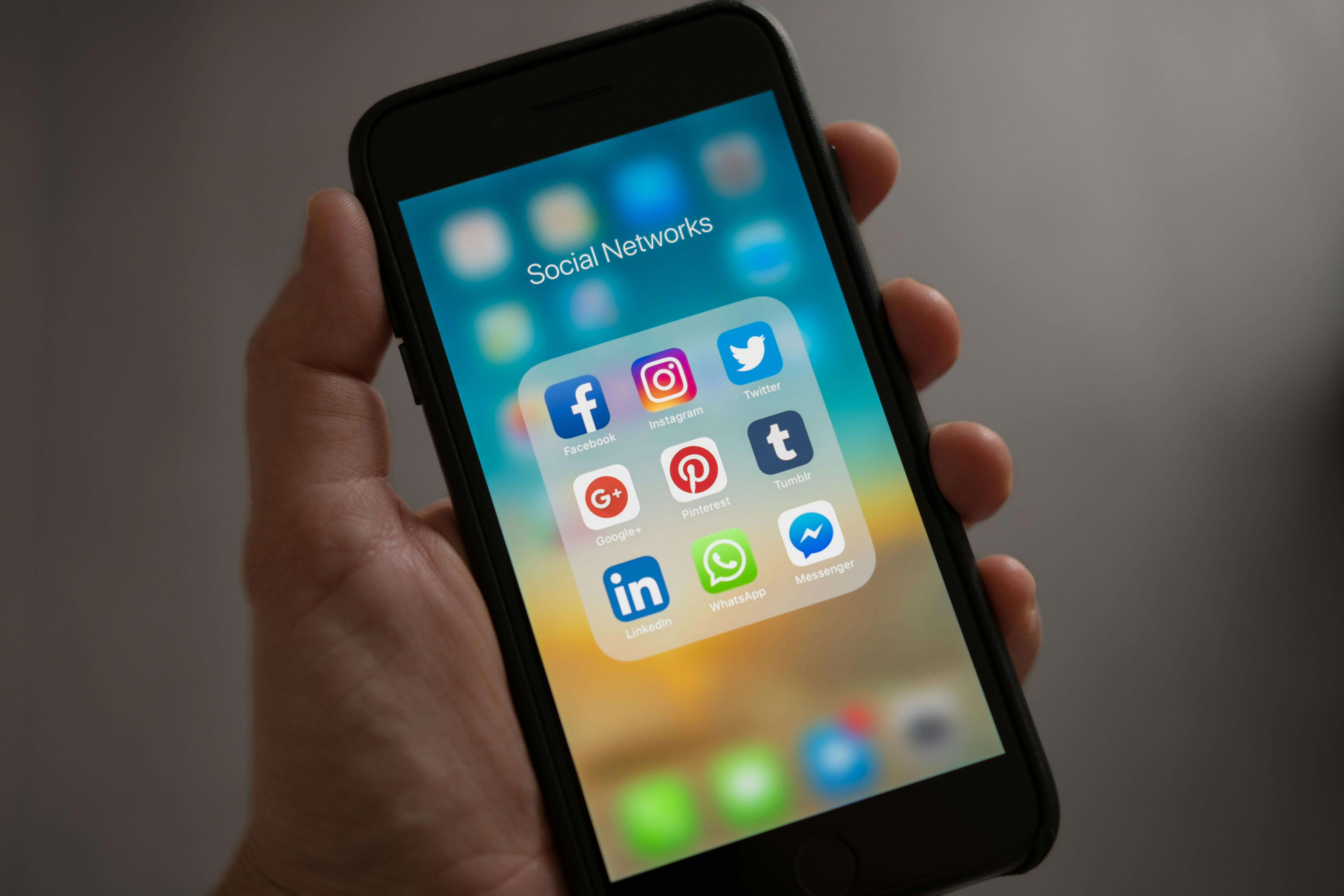 Handy auf dem sozial Media Apps sieht