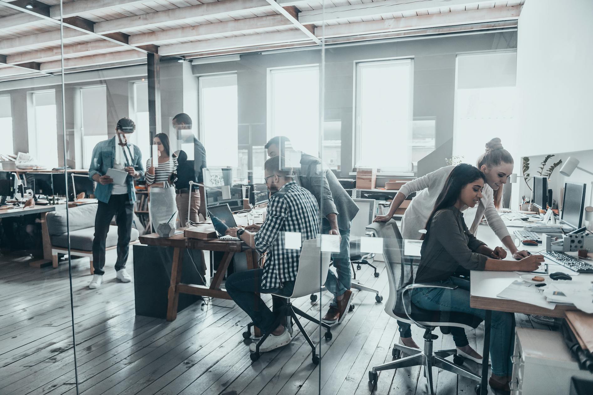 Mitarbeiter im Büro Mitarbeiter im Büro