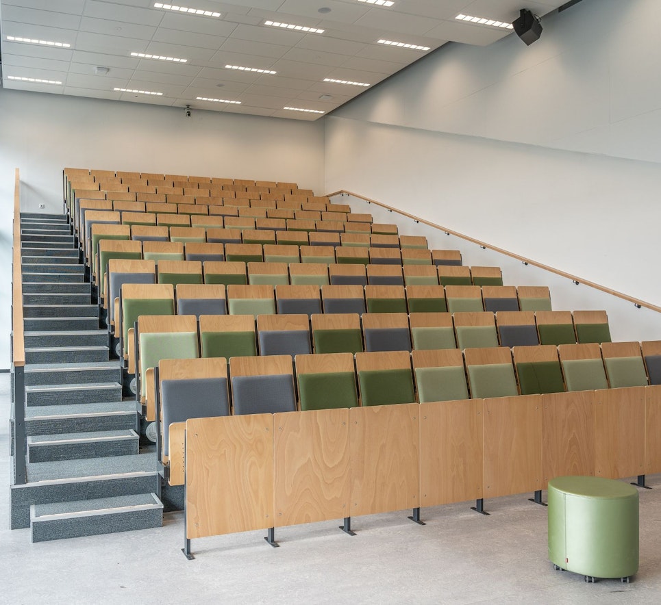 Stufensaal in einer Hochschule mit hölzernen Sitzen