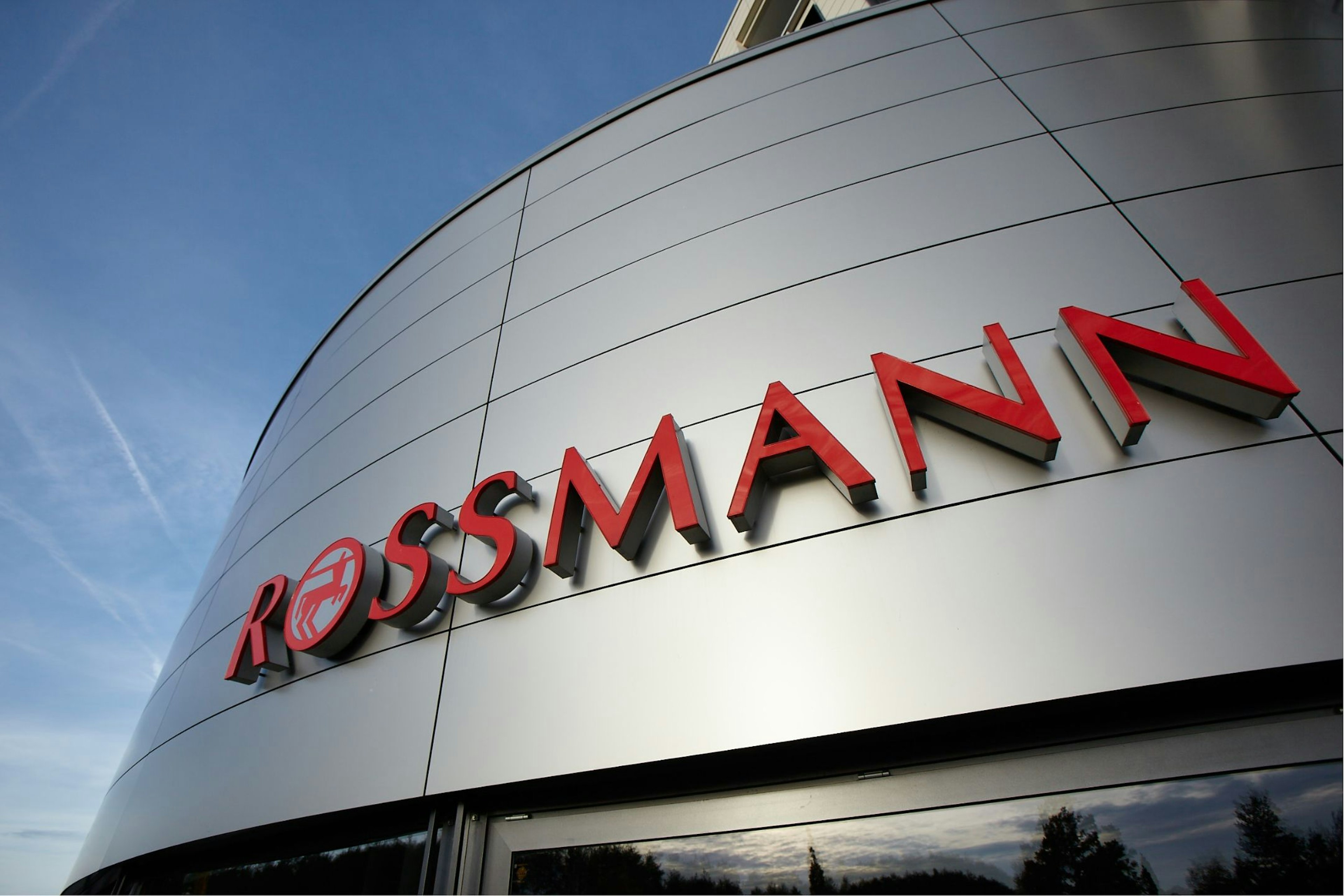 Rossmann-Gebäude mit Schriftzug des Unternehmens