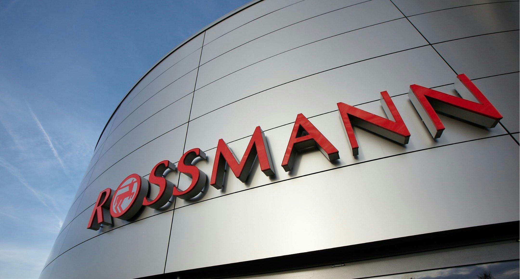 Rossmann-Gebäude mit Schriftzug des Unternehmens