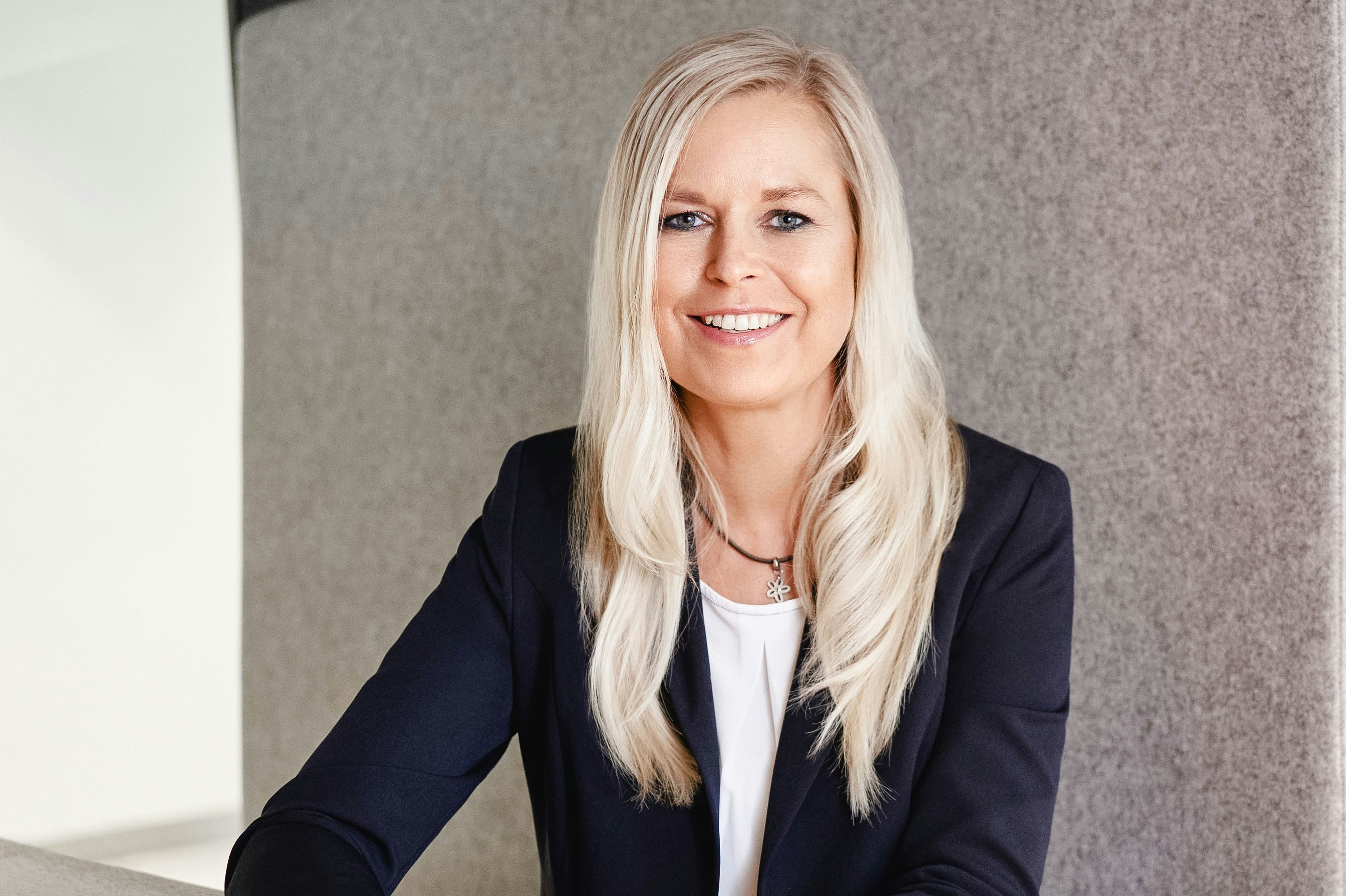 Sandra Mühlhause smiling at a desk