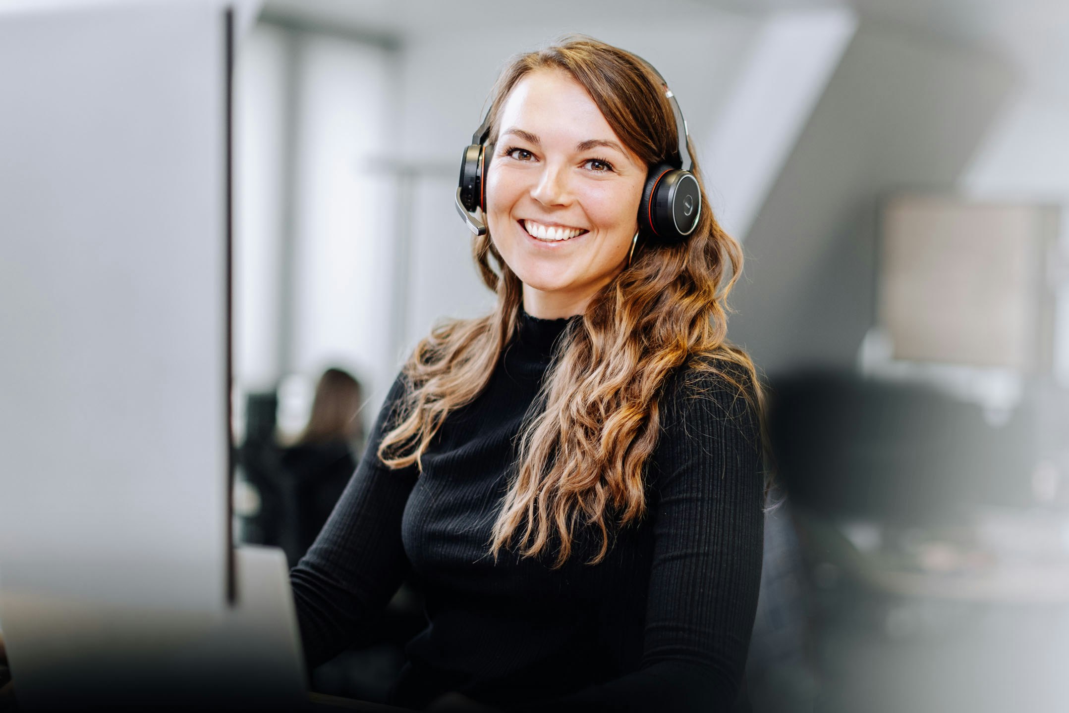 Brünette Frau die ein Headset trägt