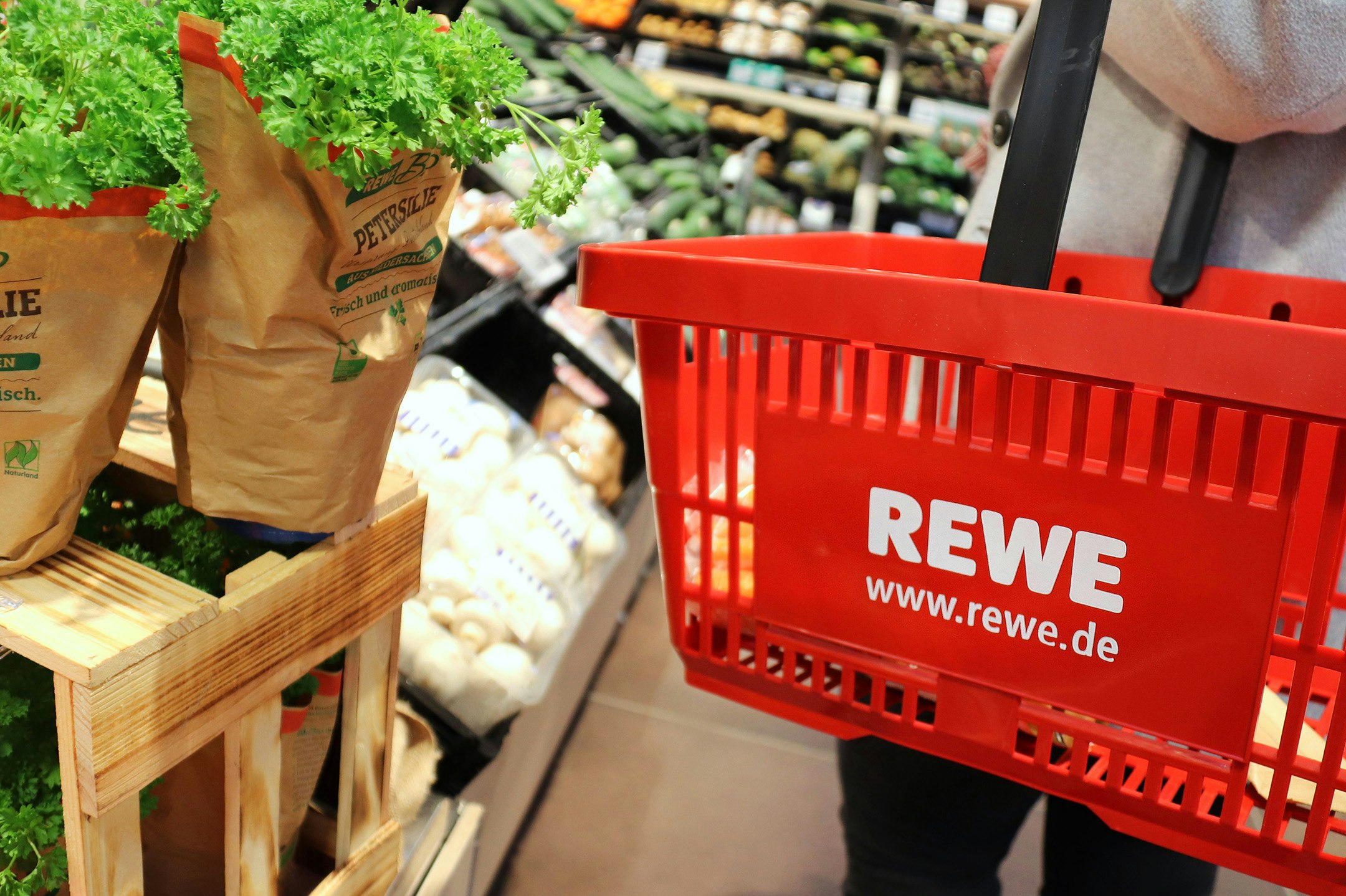 Roter REWE Einkaufskorb