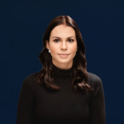 Flipster Sophia wears a black turtleneck shirt