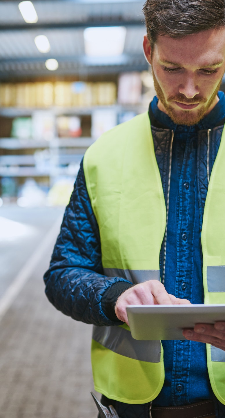 Lagerist mit Tablet in der Hand