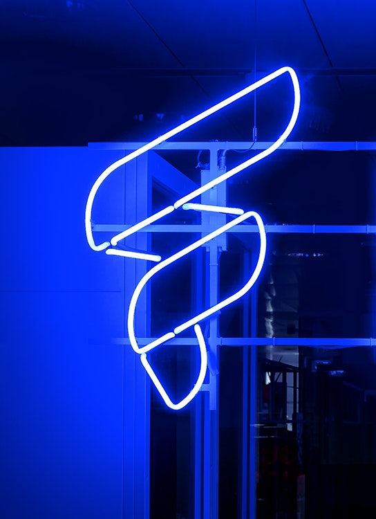 Blaue Leuchtreklame mit dem Flip-Logo