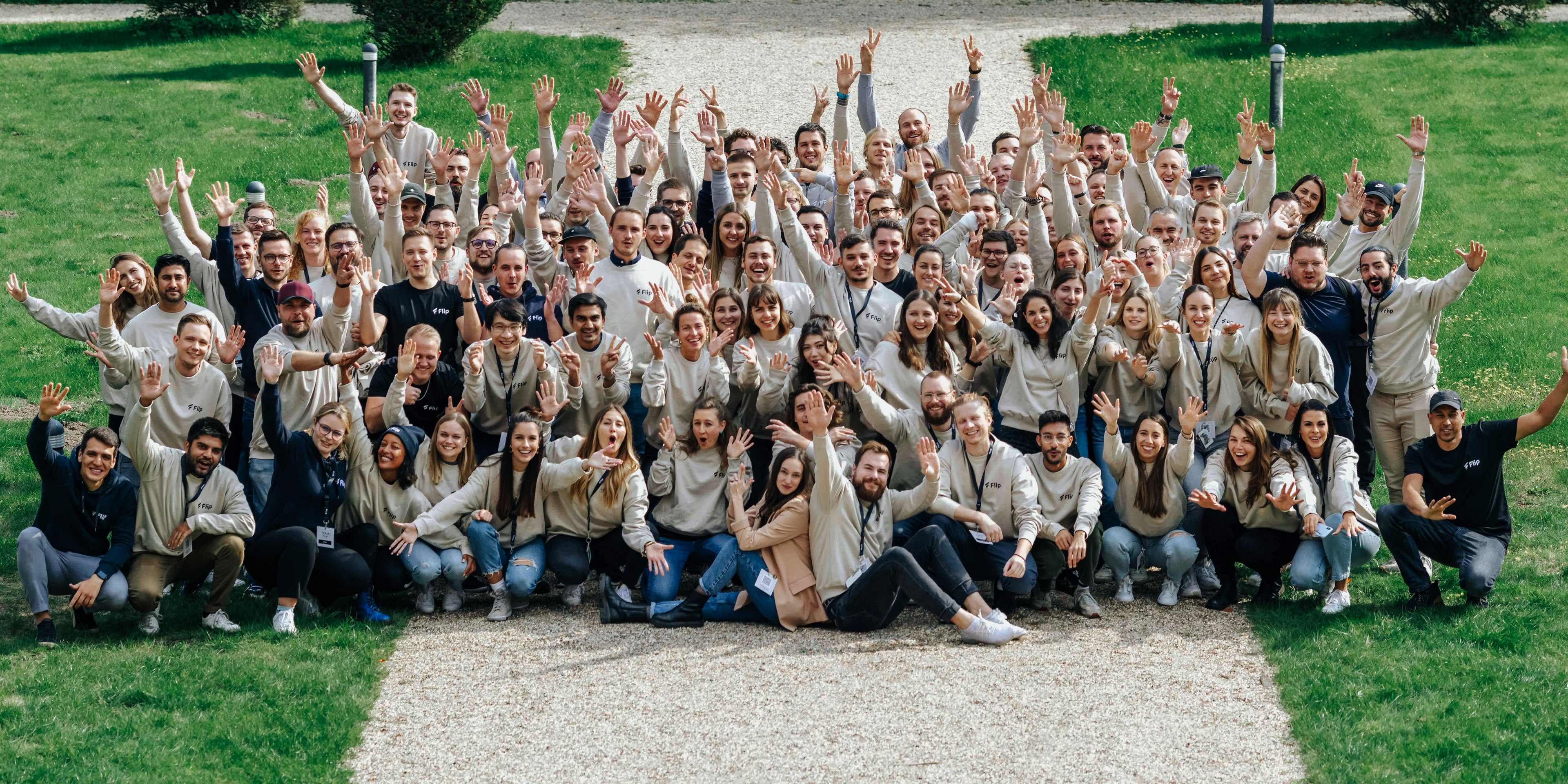 Gruppenbild der jubelnden Flip-Mitarbeiter