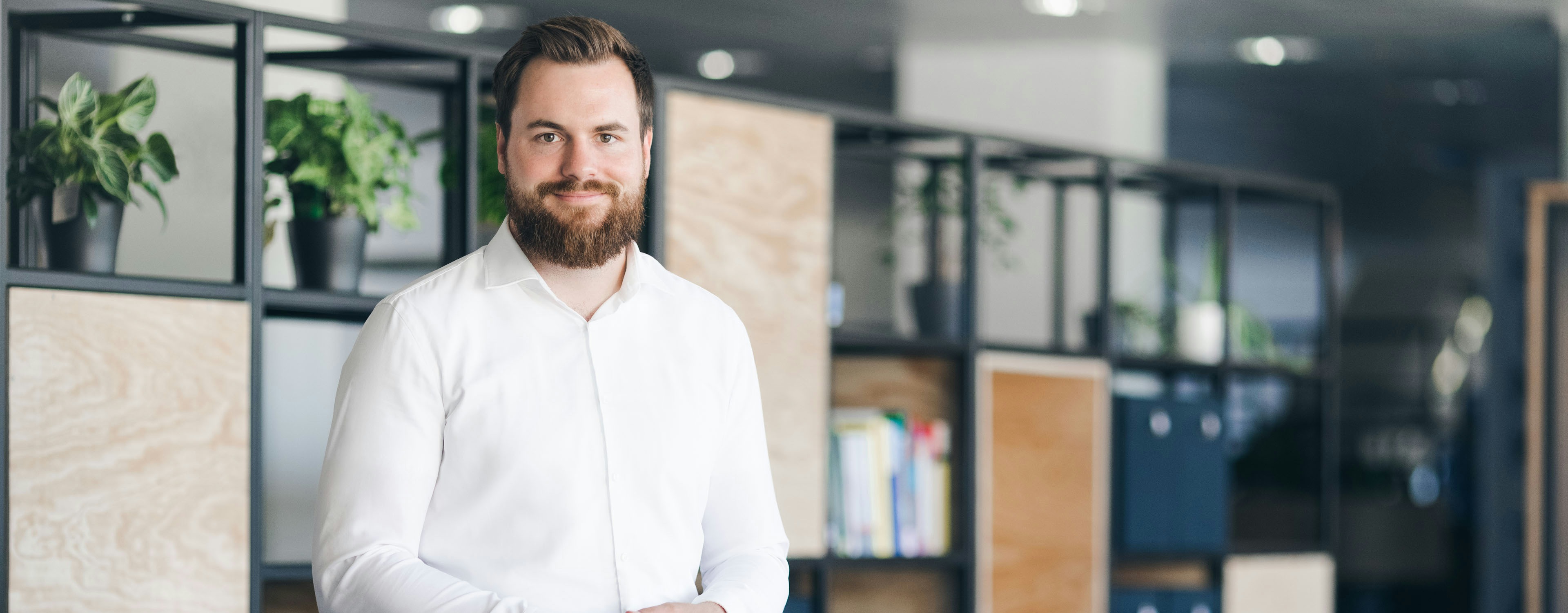 Benedikt Ilg steht im Flip-Büro 