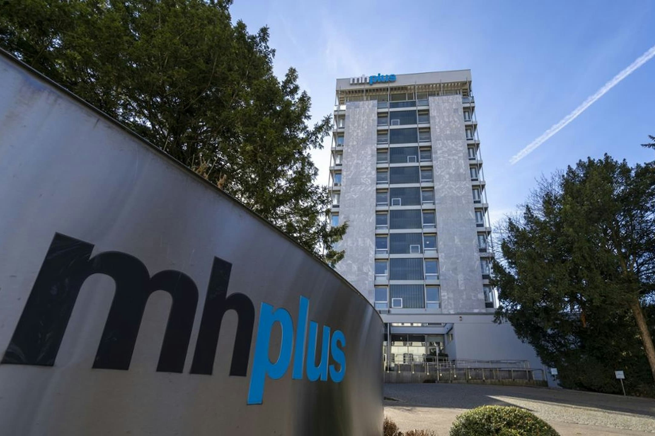 mhplus Gebäude mit Branding