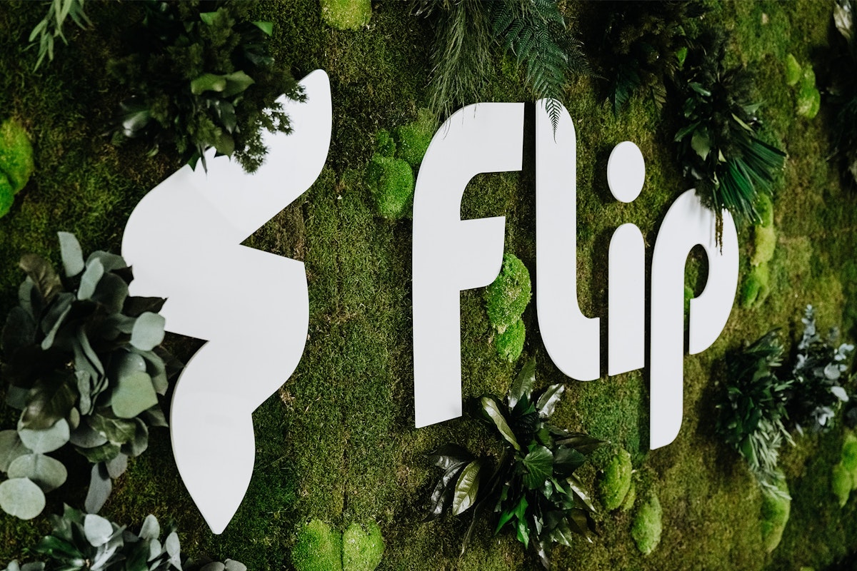 Das Flip-Logo auf einer Mooswand