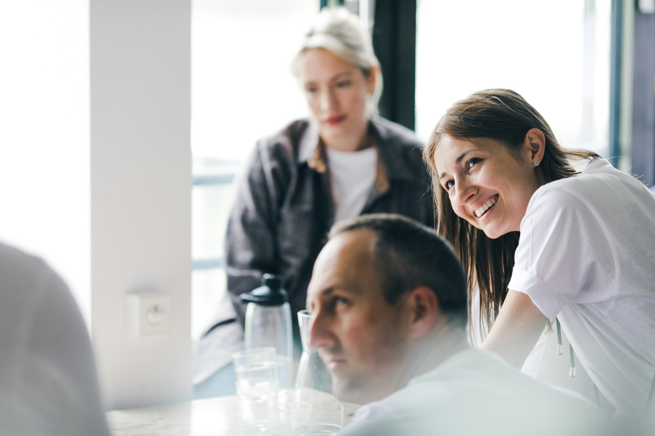 Drei Personen in einem Workshop