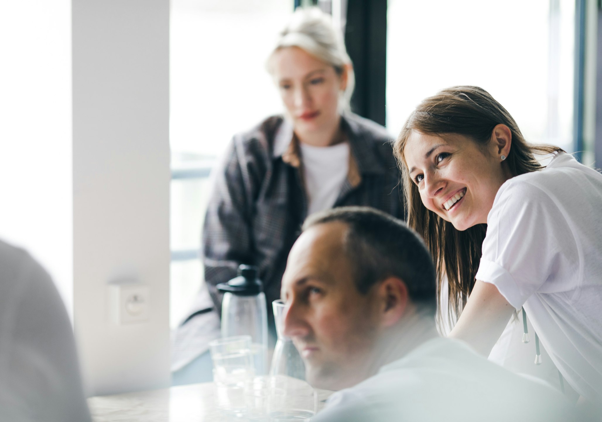 Drei Personen in einem Workshop