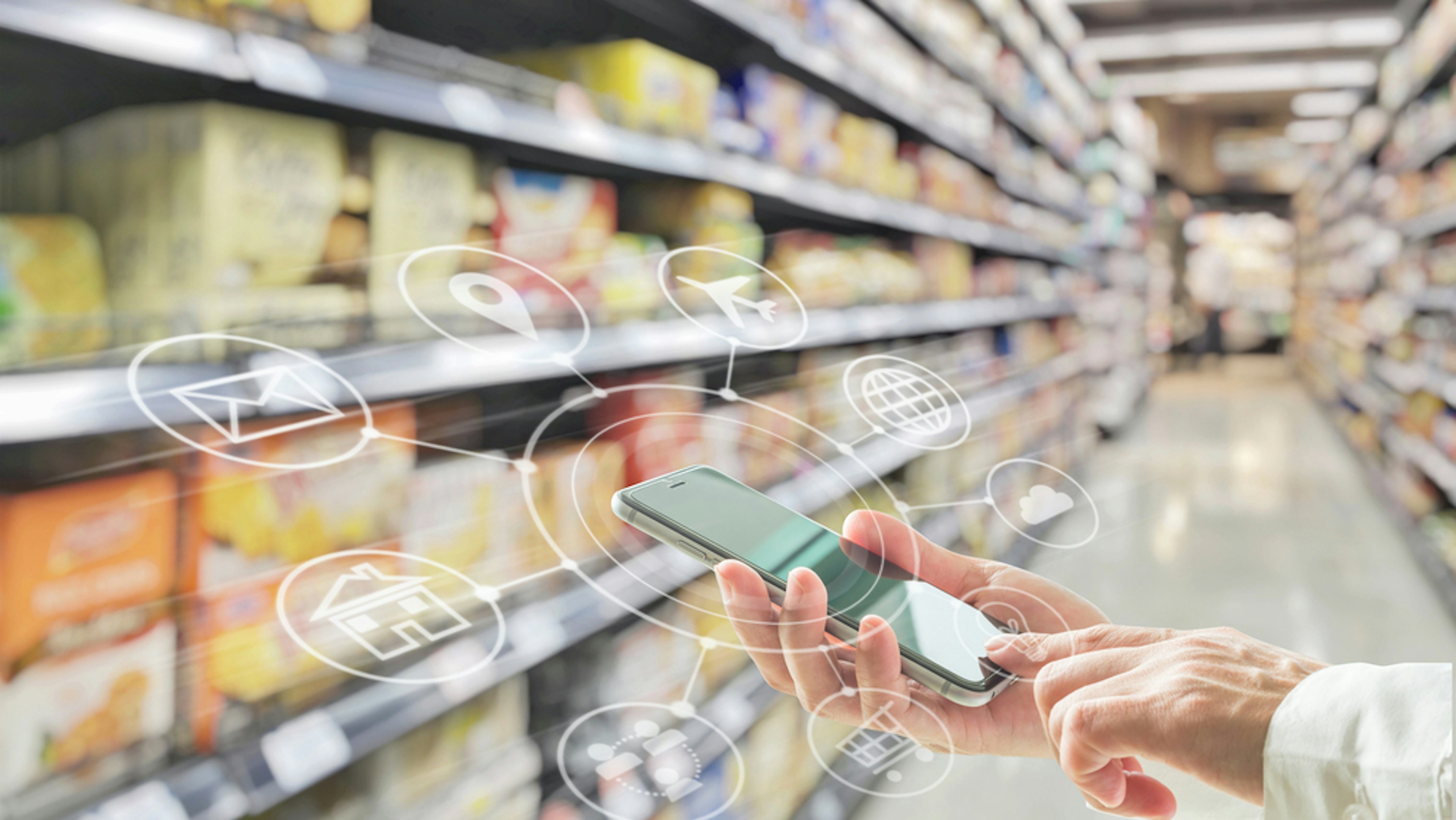 Smartphone mit visualisierten Funktionen zwischen Supermarktregalen.