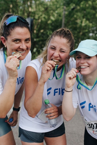 Vier Flip-Mitarbeiter in Sportkleidung nach dem Stuttgart Lauf