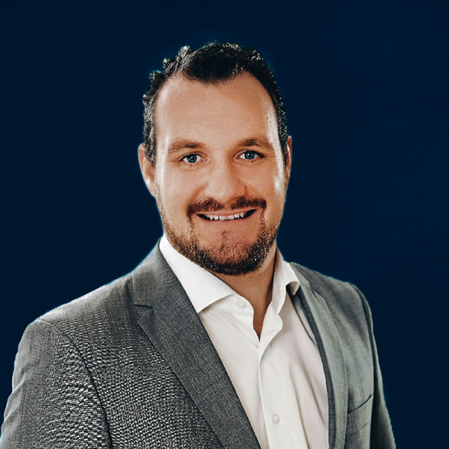 Porträt von Alexander Zugehoer von Flip in einem grauen Anzug